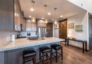 Blackstone Luxury 2br, Walk to Skiing at Cabriolet, Mountain View, Shared Pool and Hot tub, Gym