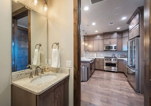 Blackstone Luxury 2br, Walk to Skiing at Cabriolet, Mountain View, Shared Pool and Hot tub, Gym