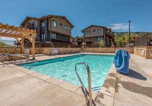 Blackstone Luxury 2br, Walk to Skiing at Cabriolet, Mountain View, Shared Pool and Hot tub, Gym