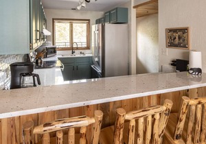 Book a Holiday Stay! Sunny Condo with wifi, mountain views - on shuttle route