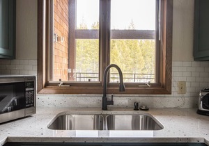 Book a Holiday Stay! Sunny Condo with wifi, mountain views - on shuttle route