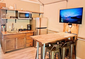 Brand new waterfront Cabin with many amenities: Pool, hot tub & kayaking. - SG2