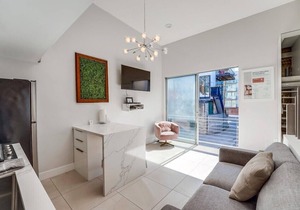 Bright & Modern 2 Level Unit in heart of Little Italy