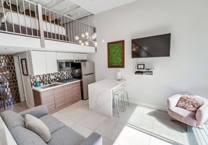 Bright & Modern 2 Level Unit in heart of Little Italy