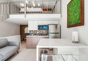 Bright & Modern 2 Level Unit in heart of Little Italy