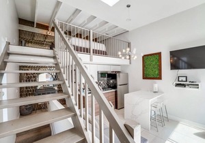 Bright & Modern 2 Level Unit in heart of Little Italy