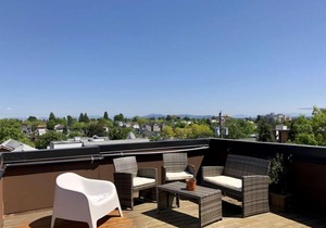 Central Modern Home with Rooftop
