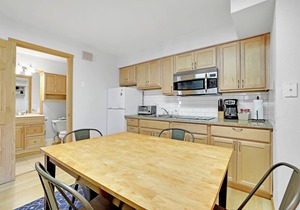 Charming One-Bedroom. Walk to Town, Near Hiking/Biking l wp33b
