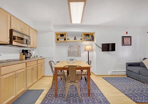 Charming One-Bedroom. Walk to Town, Near Hiking/Biking l wp33b