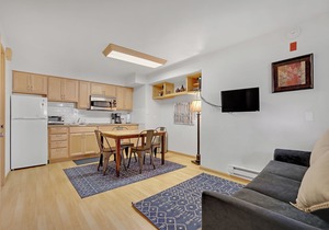 Charming One-Bedroom. Walk to Town, Near Hiking/Biking l wp33b