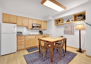 Charming One-Bedroom. Walk to Town, Near Hiking/Biking l wp33b