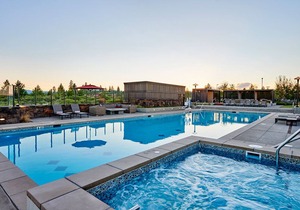 CHEERY + bright ~ plush beds ~ resort amenities ~ BBQ ~Bend/Bachelor ~ wifi ~ 🐶