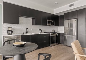 Classic Emeryville 1BR w/Pool, Gym & W/D, walk to Safeway, by Blueground
