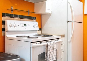 Colorful downtown condo, 2 bedrooms, king bed