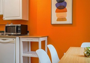 Colorful downtown condo, 2 bedrooms, king bed