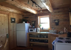 COME STAY IN OUR BEAUTIFUL CABIN SITTING ON THE BANKS OF THE BIG HOLE RIVER