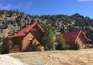 COME STAY IN OUR BEAUTIFUL CABIN SITTING ON THE BANKS OF THE BIG HOLE RIVER