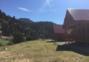 COME STAY IN OUR BEAUTIFUL CABIN SITTING ON THE BANKS OF THE BIG HOLE RIVER