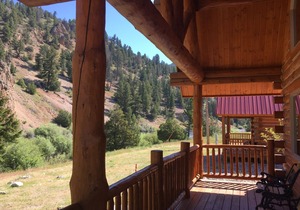 COME STAY IN OUR BEAUTIFUL CABIN SITTING ON THE BANKS OF THE BIG HOLE RIVER