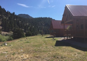 COME STAY IN OUR BEAUTIFUL CABIN SITTING ON THE BANKS OF THE BIG HOLE RIVER