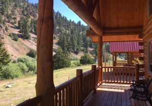 COME STAY IN OUR BEAUTIFUL CABIN SITTING ON THE BANKS OF THE BIG HOLE RIVER