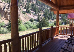 COME STAY IN OUR BEAUTIFUL CABIN SITTING ON THE BANKS OF THE BIG HOLE RIVER