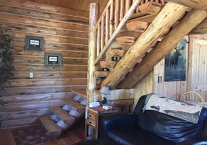 COME STAY IN OUR BEAUTIFUL CABIN SITTING ON THE BANKS OF THE BIG HOLE RIVER