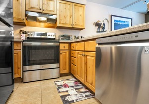 Condo w/private balcony & waterfront views of Flathead Lake - Marina Cay Cozy Condo