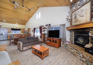 Condo w/private hot tub & fireplace close to Big Sky Resort & Town Center - Firelight Retreat