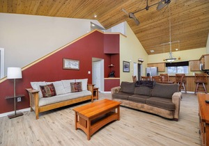 Condo w/private hot tub & fireplace close to Big Sky Resort & Town Center - Firelight Retreat