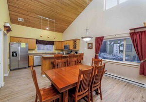Condo w/private hot tub & fireplace close to Big Sky Resort & Town Center - Firelight Retreat