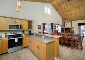 Condo w/private hot tub & fireplace close to Big Sky Resort & Town Center - Firelight Retreat