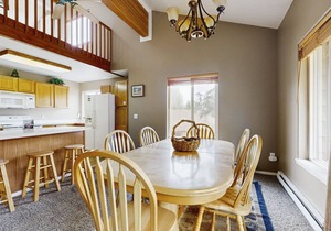 Cozy condo w/a wood stove, shared hot tub, pools, & tennis - close to downtown
