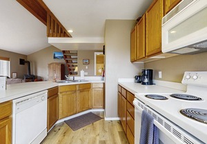 Cozy condo w/a wood stove, shared hot tub, pools, & tennis - close to downtown
