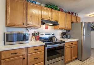 Cozy condo w/fireplace, close to GNP - Marina Cay Retreat