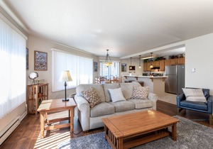 Cozy condo w/fireplace, close to GNP - Marina Cay Retreat