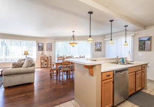 Cozy condo w/fireplace, close to GNP - Marina Cay Retreat