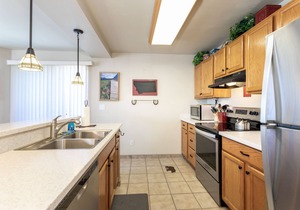 Cozy condo w/fireplace, close to GNP - Marina Cay Retreat