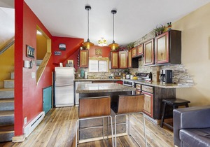 Cozy home w/a full kitchen & grill - walking distance to River Run & Ketchum