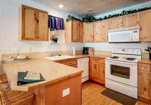 Cozy retreat close to Ponderosa State Park with golf course views