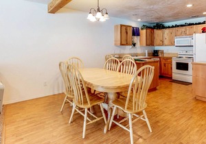 Cozy retreat close to Ponderosa State Park with golf course views