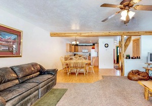 Cozy retreat close to Ponderosa State Park with golf course views