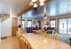 Cozy retreat close to Ponderosa State Park with golf course views