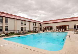 Cozy Stay w/Pool & Hot Breakfast - A Stone's Throw from Buffalo Bill Reservoir