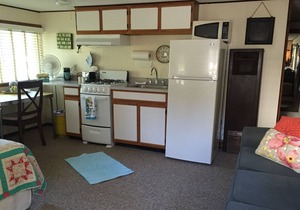 Cozy Studio Cabin Sleeps up to 4 with Kitchenette 22 miles from ski resorts