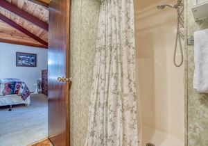 Cozy Sunriver Cabin w/Wood Burning Fireplace, Wifi, and 2 King Beds. Sleeps 4