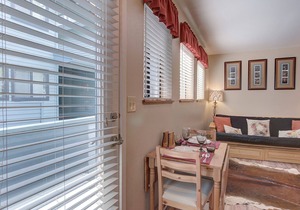 Cozy sweetheart condo w/ fireplace. Perfect for a Sunriver getaway!