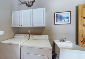 Deluxe dog-friendly cabin w/ pool & hot tub in a convenient location