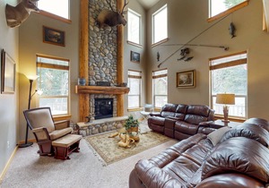 Deluxe dog-friendly cabin w/ pool & hot tub in a convenient location