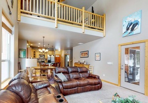 Deluxe dog-friendly cabin w/ pool & hot tub in a convenient location
